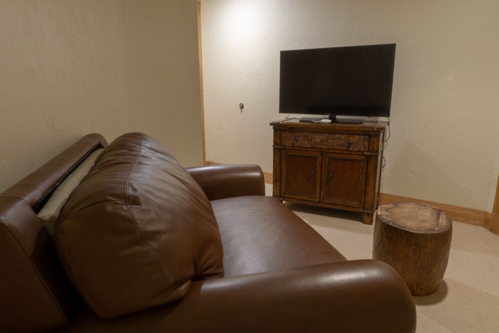 Grand Summit Hotel 702 Penthouse Ski In Ski Out Corner Unit - photo 11