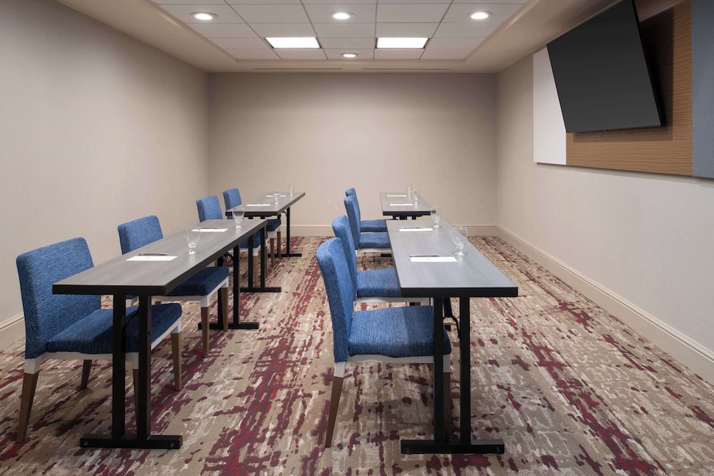 Hilton Garden Inn Fontana - photo 37