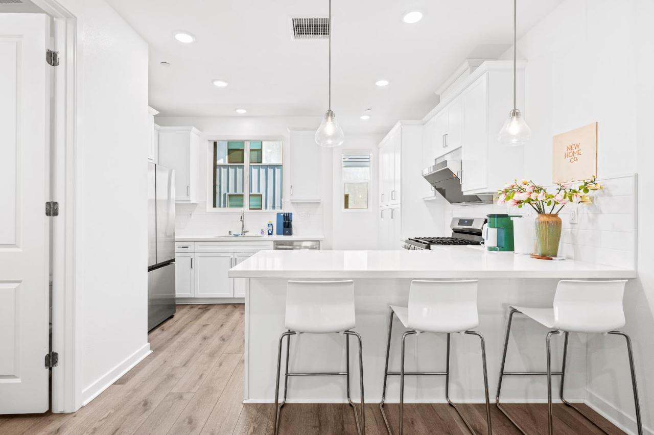 Luxurious Ontario Townhouse Ideal Family — 4-Star Luxury Hotel in Ontario, United States