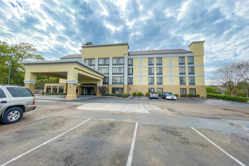La Quinta Inn & Suites by Wyndham Jackson North - photo 44