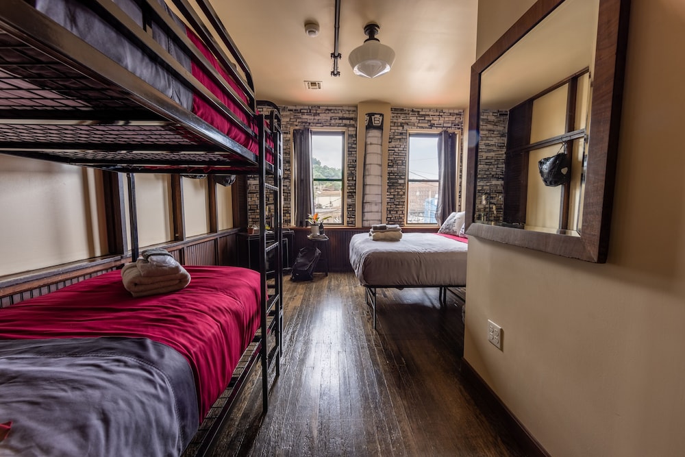 Traveler's Rest Hotel - photo 10