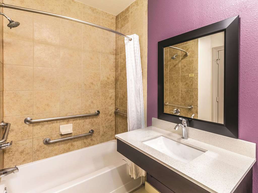 La Quinta Inn & Suites by Wyndham Mission at West McAllen - photo 15