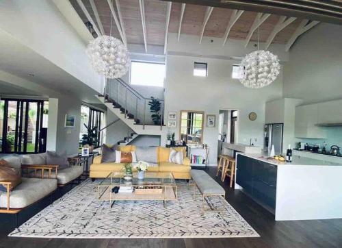 Lakeside home in security estate with solar power — 4-Star Luxury Hotel in Cape Town, South Africa