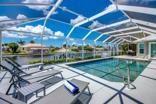 CoralVilla Tropical Breeze pool good boat location BBQ Tiki hut — 4-Star Luxury Hotel in Cape Coral, United States