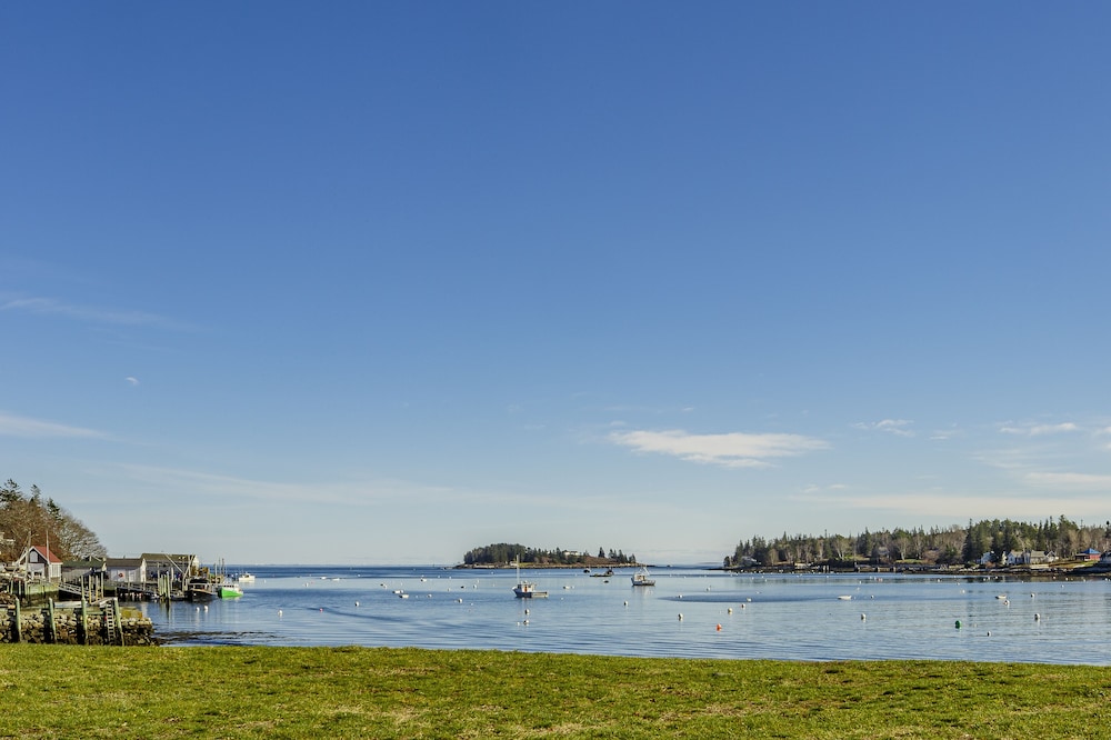 East Wind Inn on the Water — hotel near Knox County Regional Airport