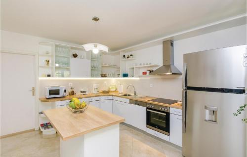 Three Bedroom Holiday Home In Orasac