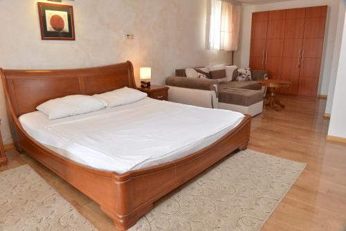 Apartment and Rooms In Club — 4-Star Luxury Hotel in Ingija, Serbia