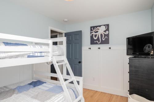 Sawyers Shore Shack by Oak Island Accommodations - photo 20