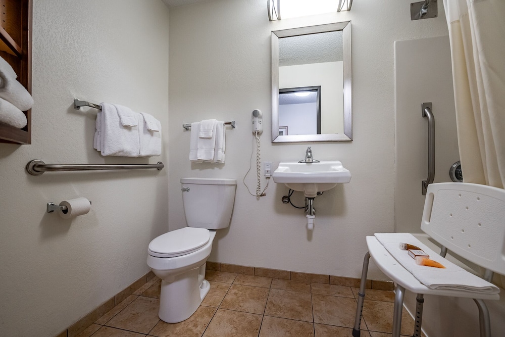 Christopher Inn and Suites - photo 33