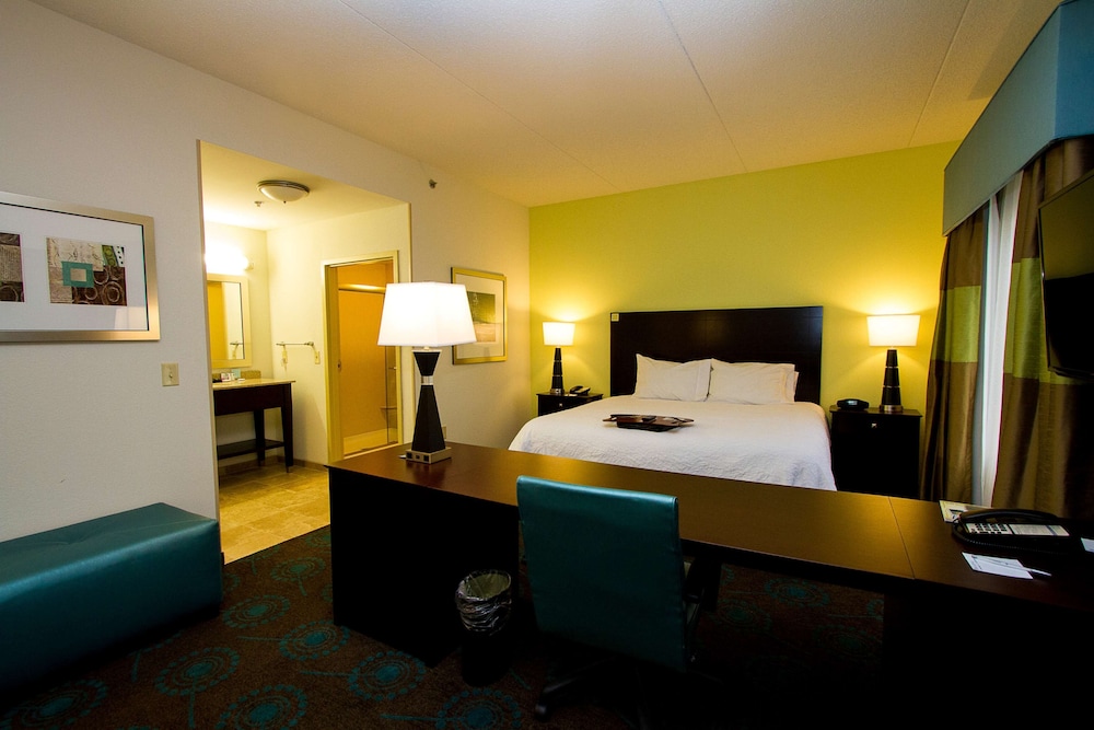 Hampton Inn Fayetteville - photo 14