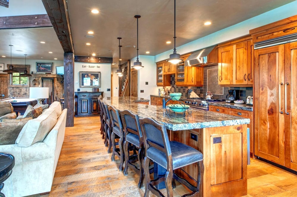 Best Location Steps to Main St Free City Bus to Deer Valley PC Resort Expansive 4 Bedroom Penthouse with Hot Tub BBQ PRH 685 by KBM Resorts - photo 11
