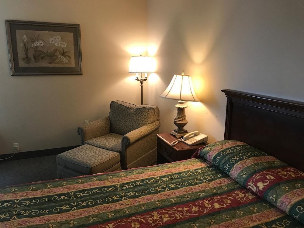 Warwick Inn And Suites - photo 4