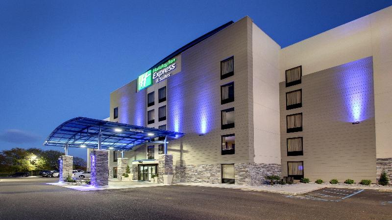 Holiday Inn Express & Suites Jackson Downtown Coliseum by IHG - photo 2