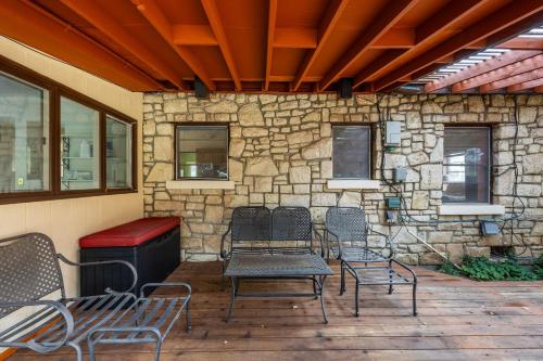 Cozy 2BR Home Near UNR with Large Deck & Parking