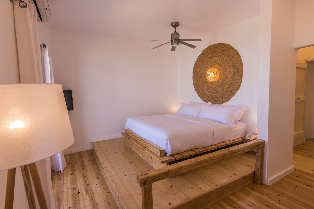 Salt Suites — Milos — photo 4