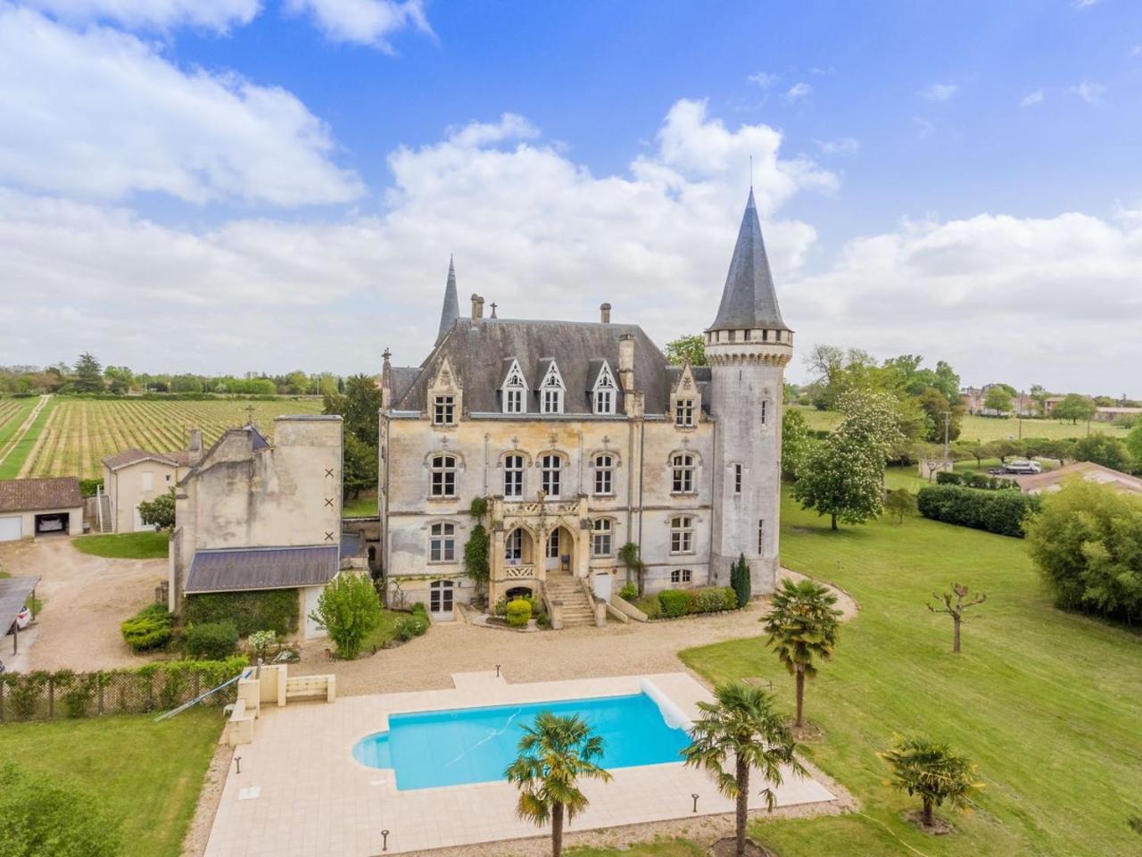 Chateau Borgeat de Lagrange Privatisation — 4-Star Luxury Hotel in Blaye, France
