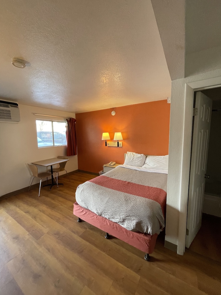 Travelodge By Wyndham Brattleboro Vt - photo 12