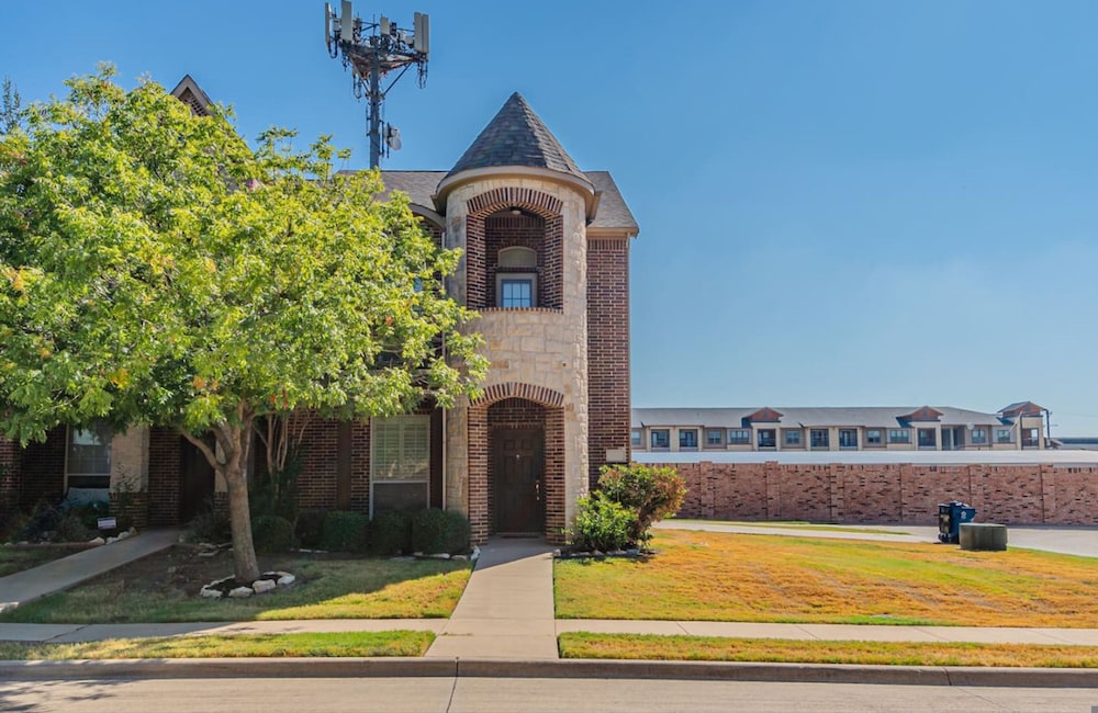 The Castle by the Lake with Pool & Balcony West Plano — 4-Star Luxury Hotel in The Colony, United States