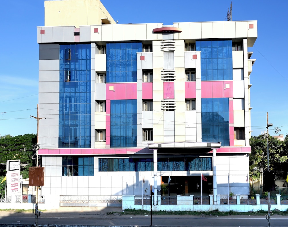 Poppys S.E.T Residency