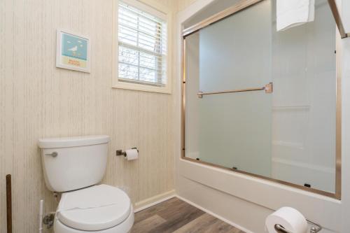 Pelican Palace by Oak Island Accommodations - photo 10