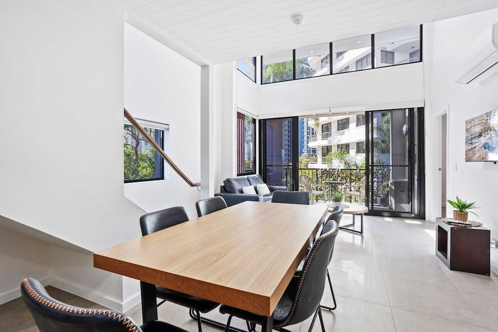The Aubrey Boutique Apartments — 4-Star Luxury Hotel in Surfers Paradise, Australia