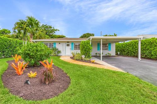 Luxe SwimSpa Backyard Oasis Beach 1.5 mi By Vacation Your Way in Naples, United States