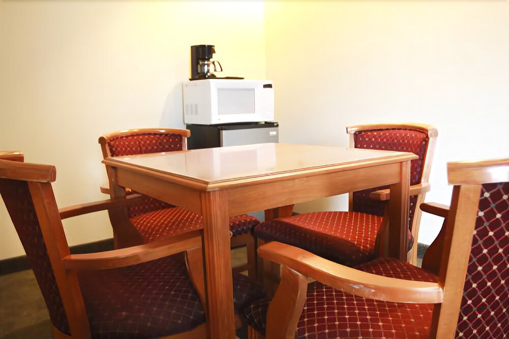 Commodore Perry Inn and Suites - photo 12