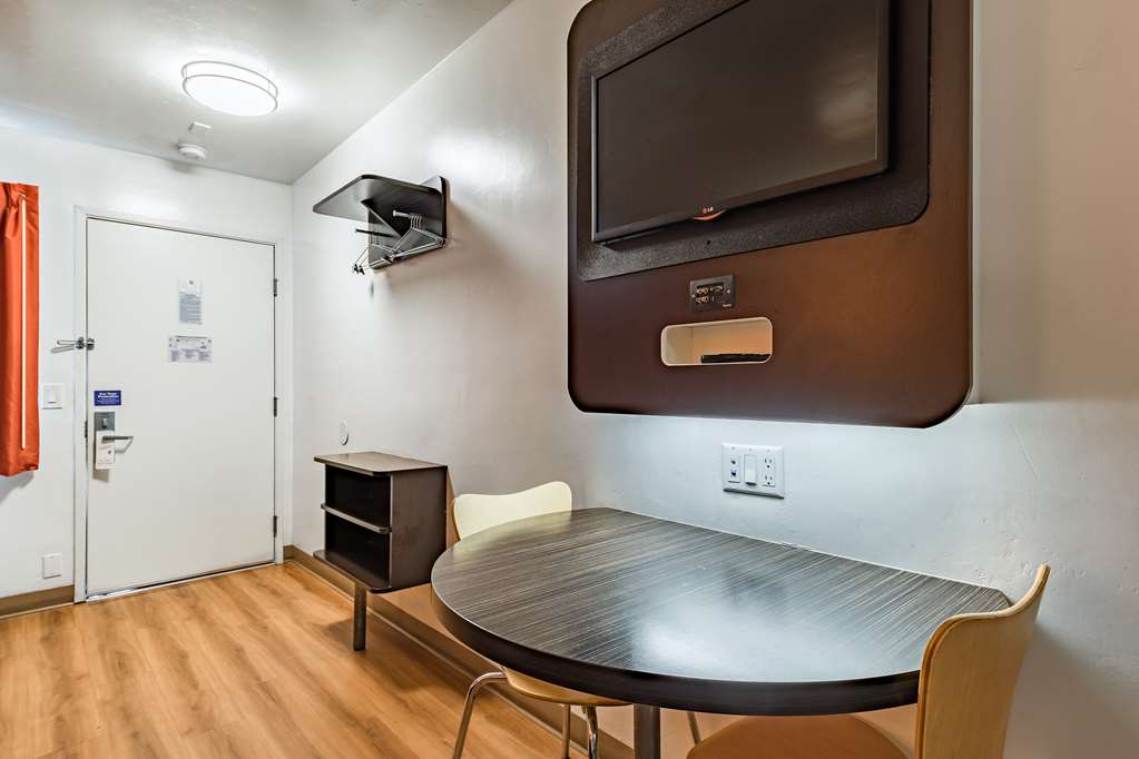 Motel 6 - photo 15