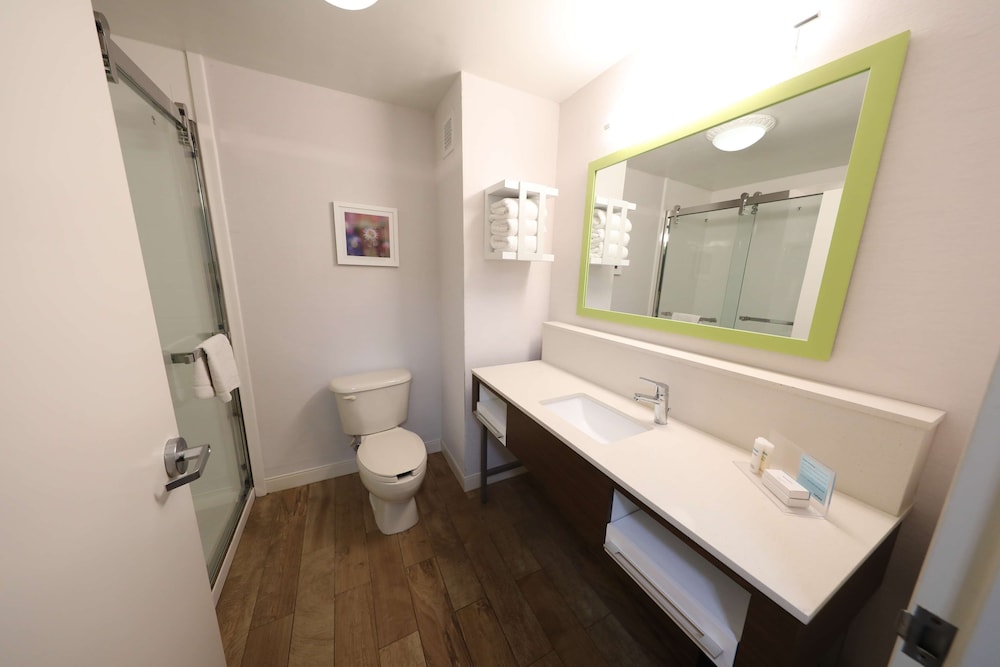 Hampton Inn Hutchinson - photo 54