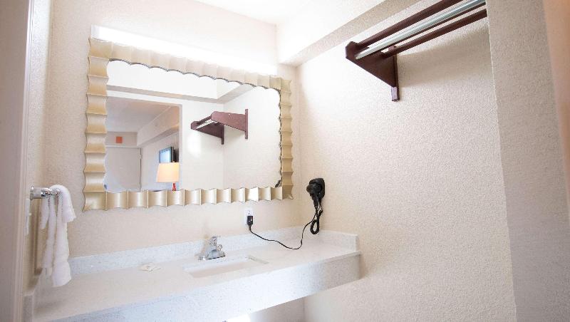 Magnuson Extended Stay and Suites Airport Hotel - photo 26