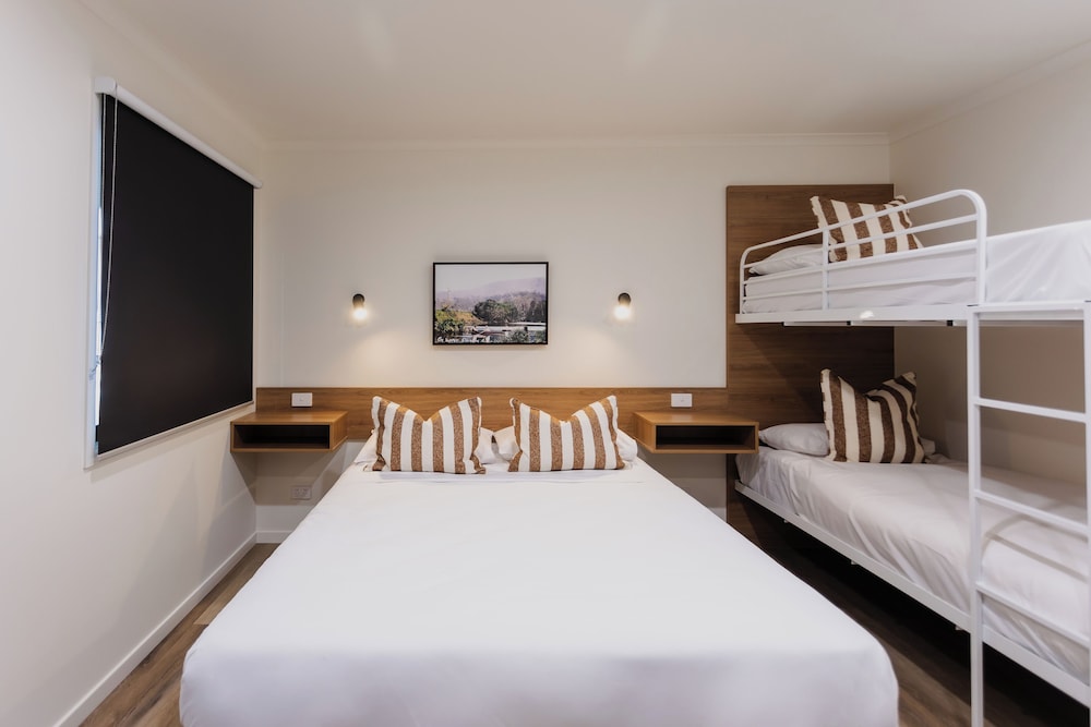 Coomera Lodge Hotel in Oxenford, Australia