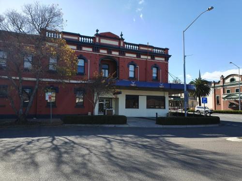 The Royal Hotel — hotel in Muswellbrook