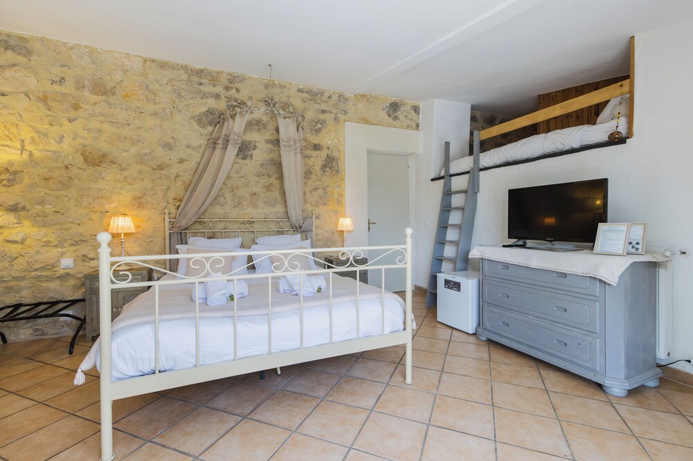 Manon En Luberon — Lagnes