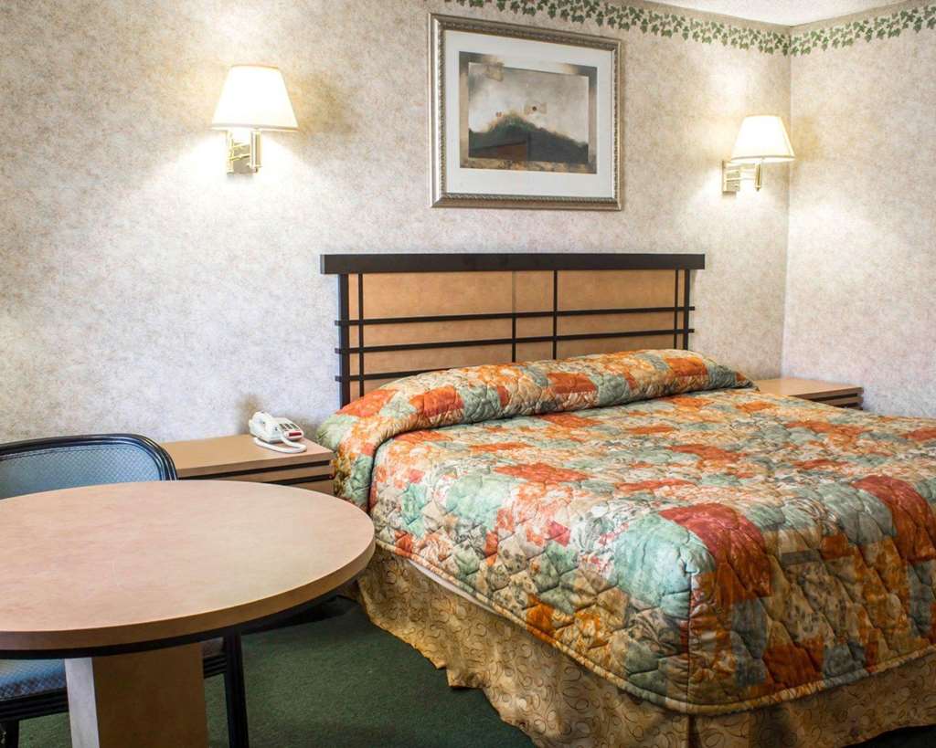 Econo Lodge Inn & Suites Colonie Center Mall - photo 13