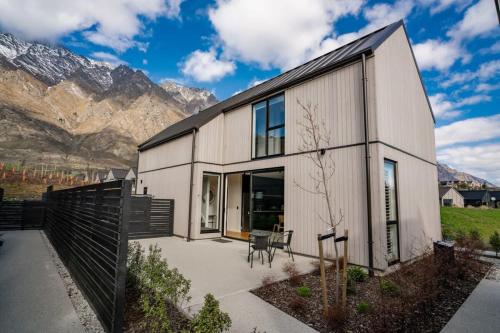 Nestled below the Remarkables - last minute hotel in Queenstown
