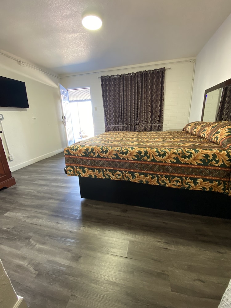Lucky Cuss Motel - photo 19