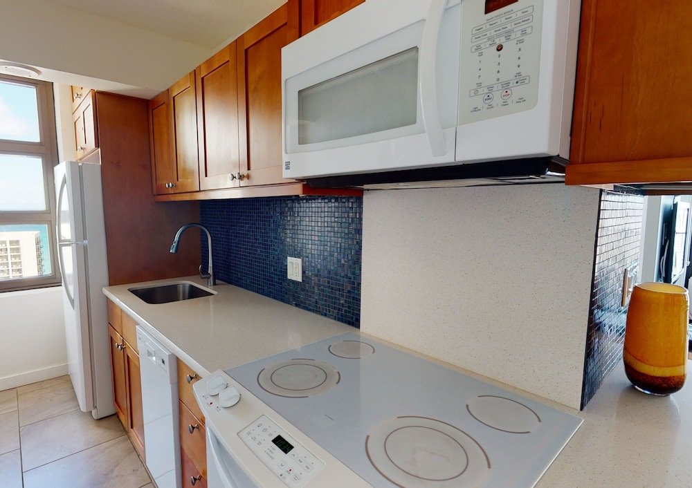 Artsy 32nd Floor Condo with Modern Furnishings & Gorgeous Ocean Views by Koko Resort Vacation Rentals - photo 8