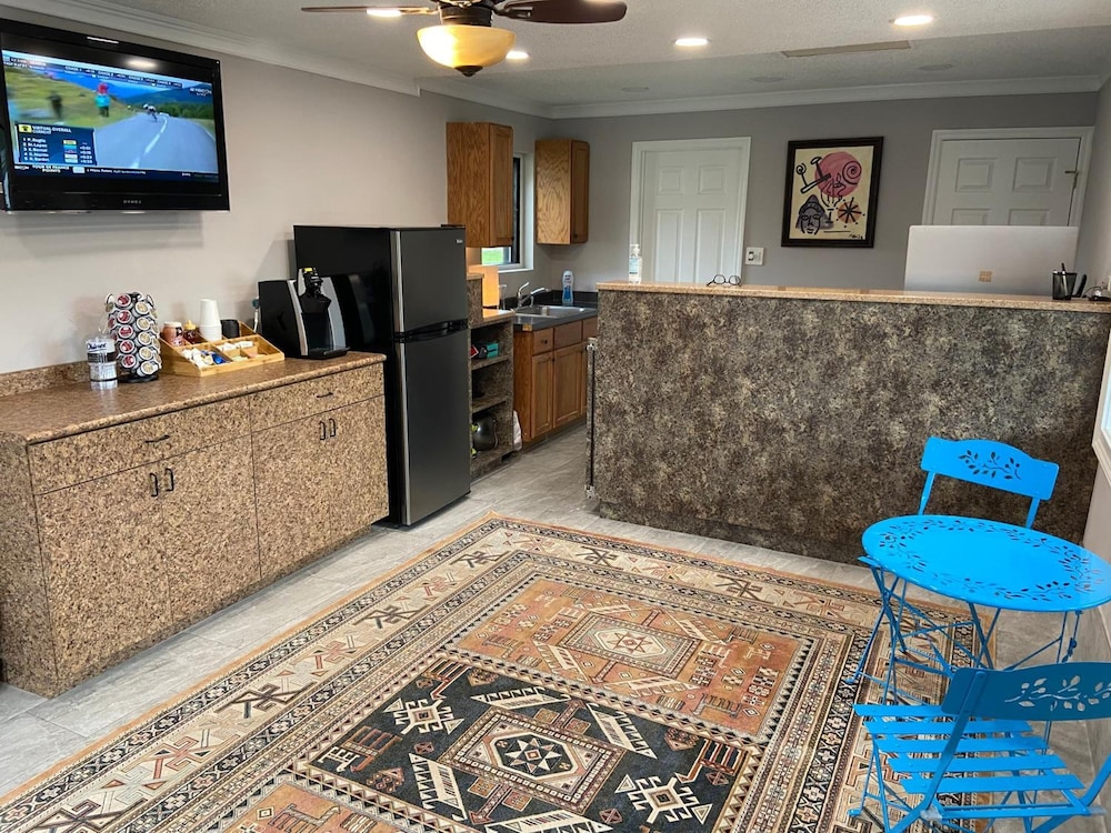 Savannah Inn and Suites - photo 10