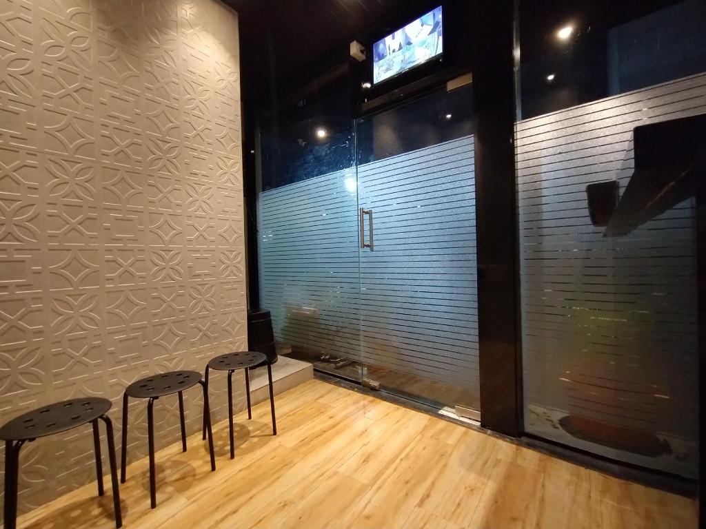 Hotel Eros Near Mumbai International Airport T2