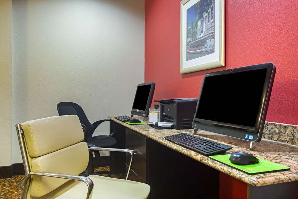 La Quinta Inn & Suites by Wyndham Pearsall - photo 43