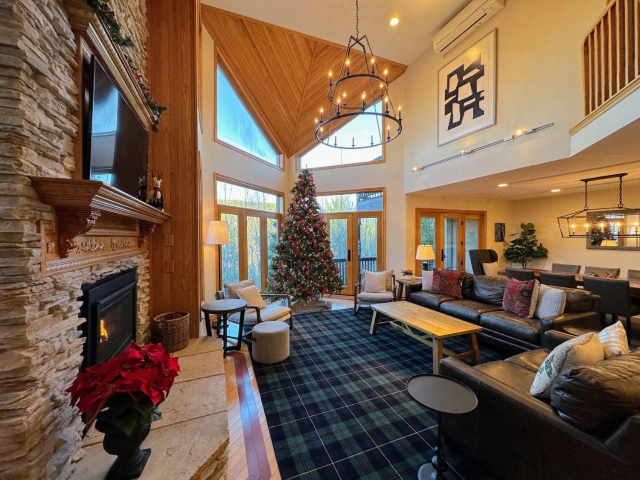 CR1 Top Rated Ski In Ski Out Townhome Great views fireplaces fast wifi AC Short walk to slopes