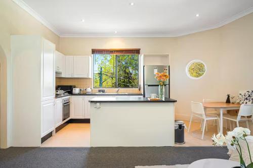 Cammeray Stay Above a Trendy Café 2 free Cup Per day — 4-Star Luxury Hotel in Sydney, Australia