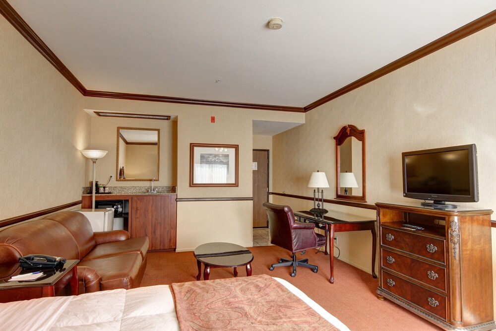 Red Lion Ontario Airport - photo 9