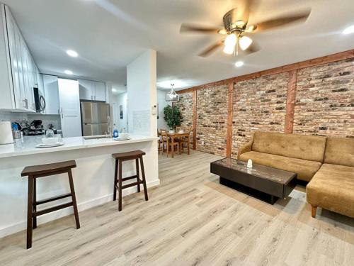 1BR and 1BA Apartment in Prime Location in Montrose Houston — 4-Star Luxury Hotel in Houston, United States