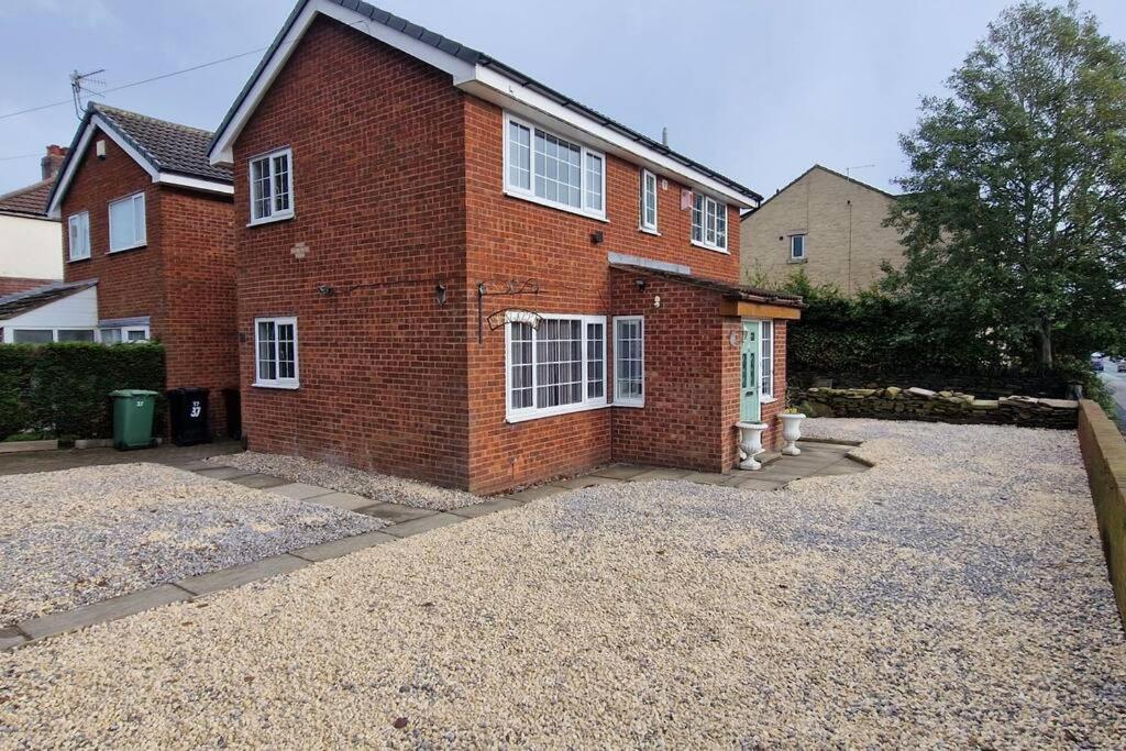 3 Bed Detached House Private Drive for Two Cars — 4-Star Luxury Hotel in Leeds, United Kingdom