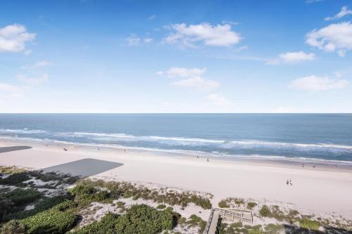 Beachfront condo with views pools and pickleball — 4-Star Luxury Hotel in Marco Island, United States