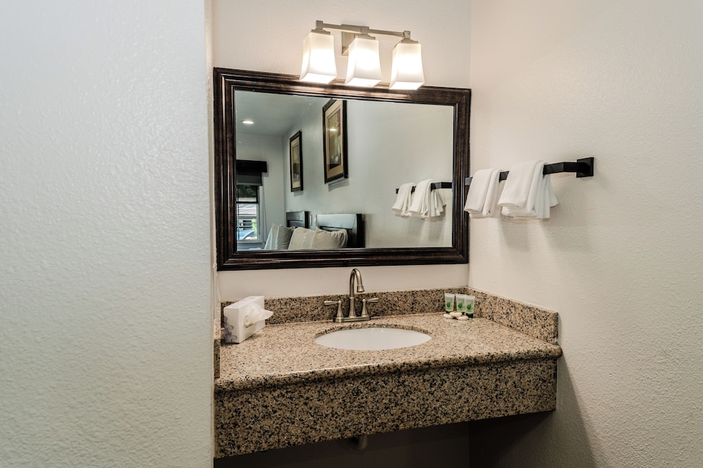 Monterey Surf Inn - photo 11