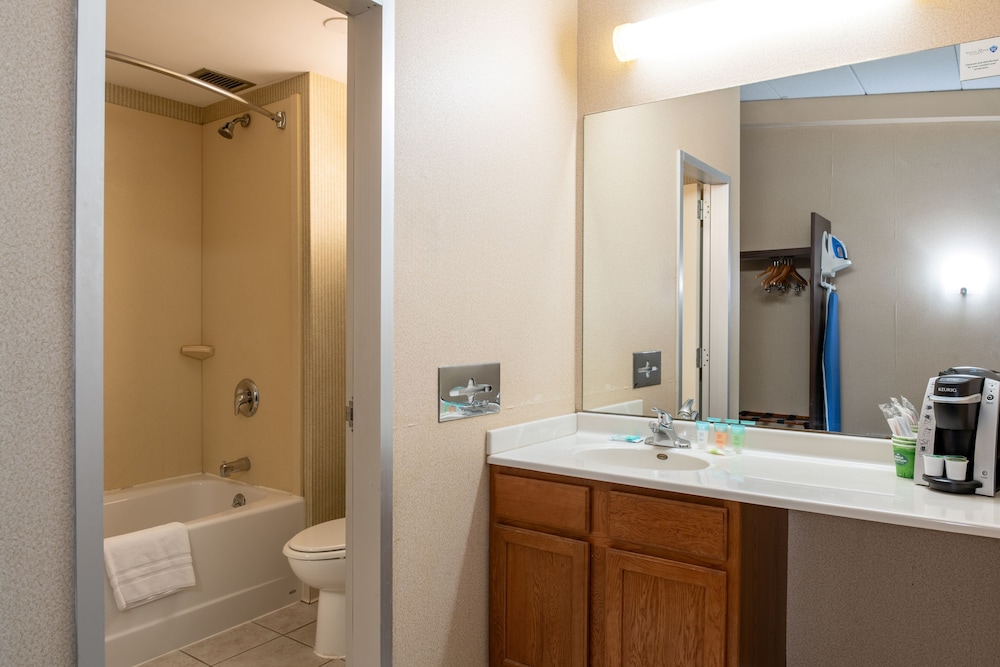 White River Inn and Suites - photo 41