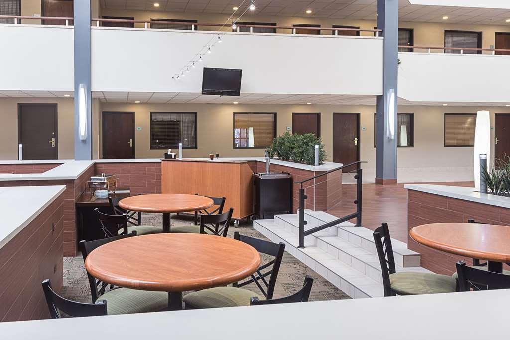 Quality Suites Lansing West - photo 11