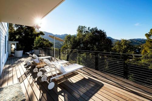 Hillside Hideaway with Deck And Spa in Topanga Canyon — 4-Star Luxury Hotel in Topanga, United States